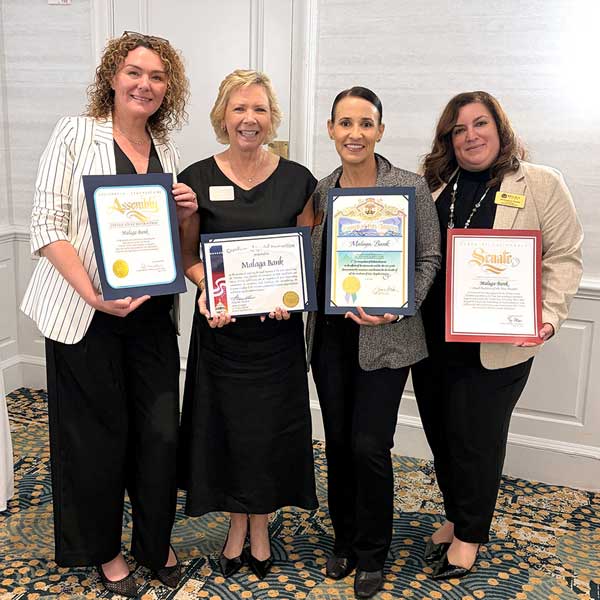 4 women from Malaga Bank accepting award